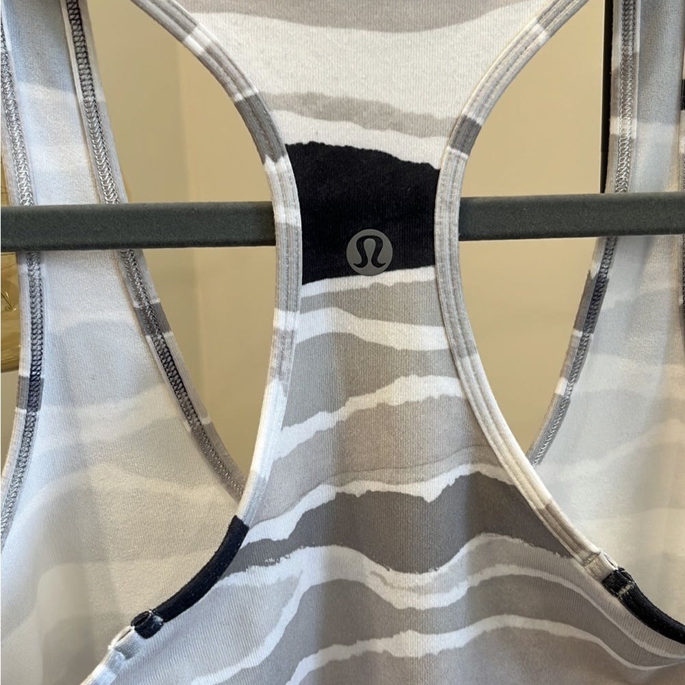 EUC XS Lululemon tanks Camo/Geometric - Picture 5 of 6